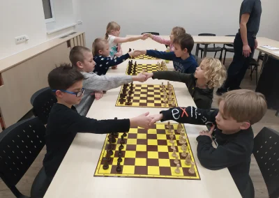 Přátelské potřesení rukou patří k zahájení každé šachové partie